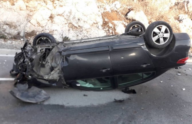 Nezgoda na putu Cetinje-Podgorica: Prevrnulo se vozilo, jedna osoba povrijeđena