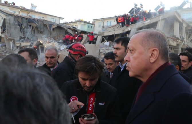 Turska: Broj poginulih u zemljotresu porastao na 29 , trudnica deset sati bila ispod ruševina (VIDEO)