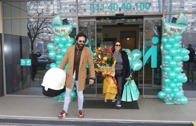 Seka Aleksić sa sinom Jovanom izašla iz porodilišta: Ispred klinike ih sačekalo prijatno iznenađenje (FOTO)