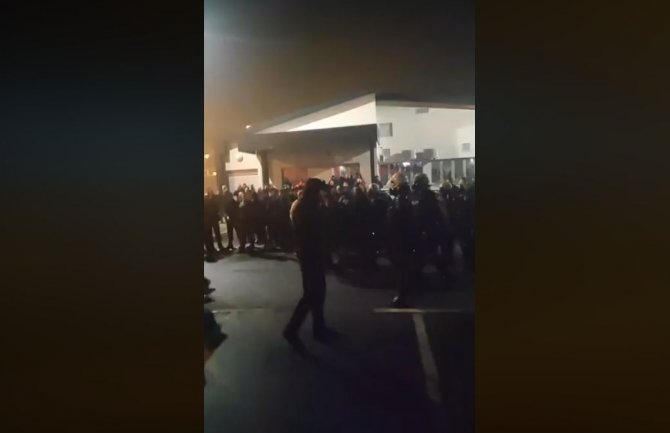 Zlatica: Komunalna došla da prefarba trobojku, grupa momaka napravila haos (VIDEO)