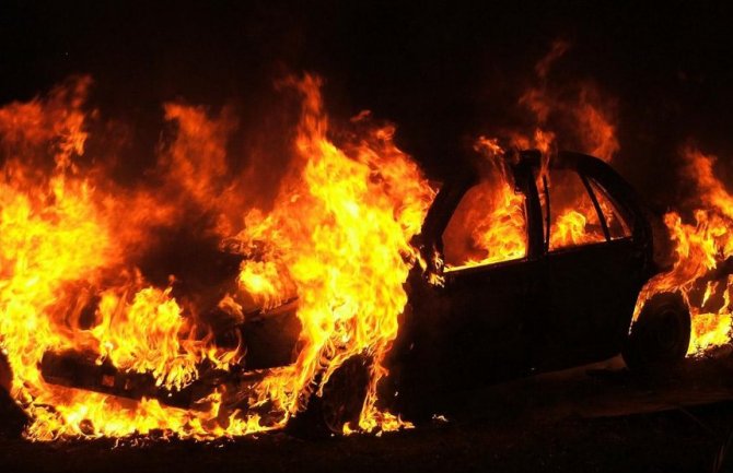 Izgorio automobil u Podgorici, čekali djevojku, maskirani napadači ubacili baklju