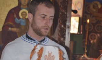 Otac Nikola poručio vjernicima: Ne nosite zastave na litijama