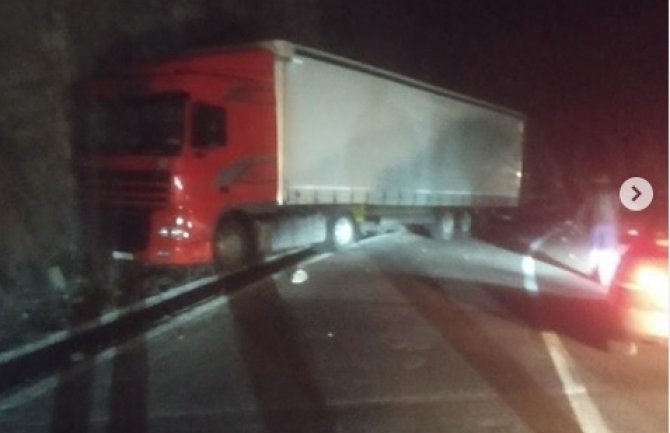 Put Podgorica-Kolašin: Kamen pao na kamion