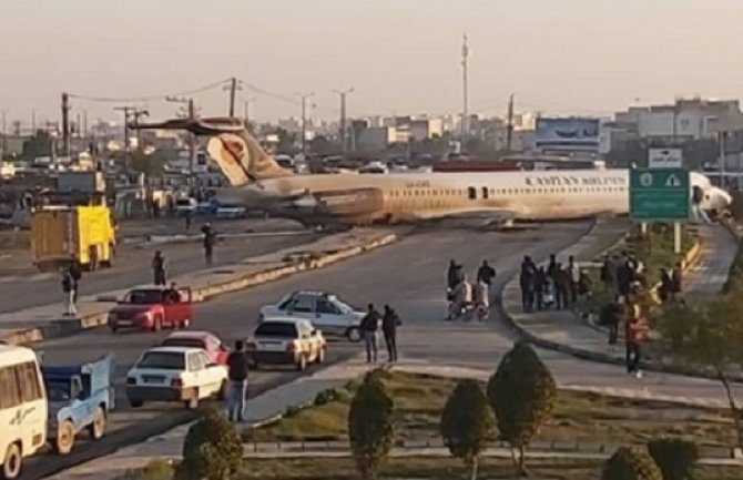 Iranski avion nije uspio da se zaustavi i završio na gradskoj ulici (VIDEO)