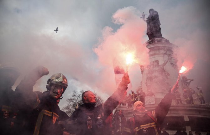 Vatrogasci i pripadnici policije sukobili su se tokom protesta u Parizu