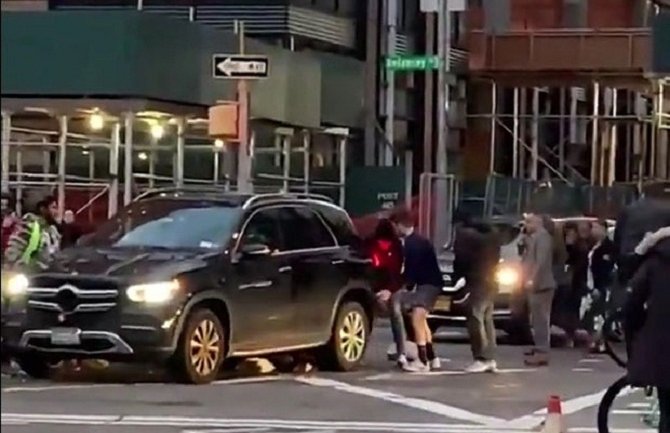 Automobil pregazio ženu dok je prelazila ulicu, desetak ljudi podiglo vozilo kako bi je spasili (VIDEO)