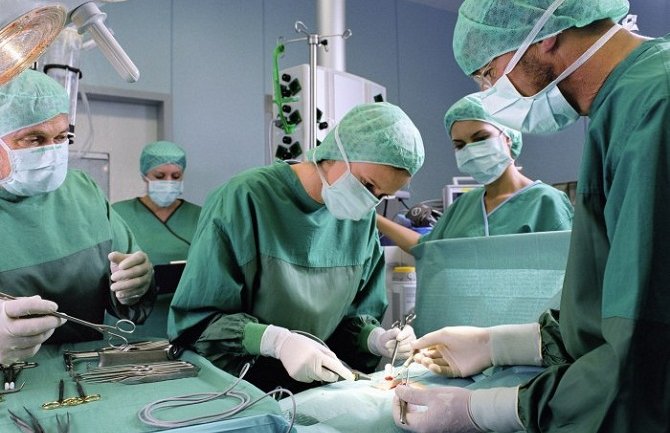  Hirurzi 30-godišnjoj ženi pronašli ciste na jajnicima od dlaka teške 2 kilograma