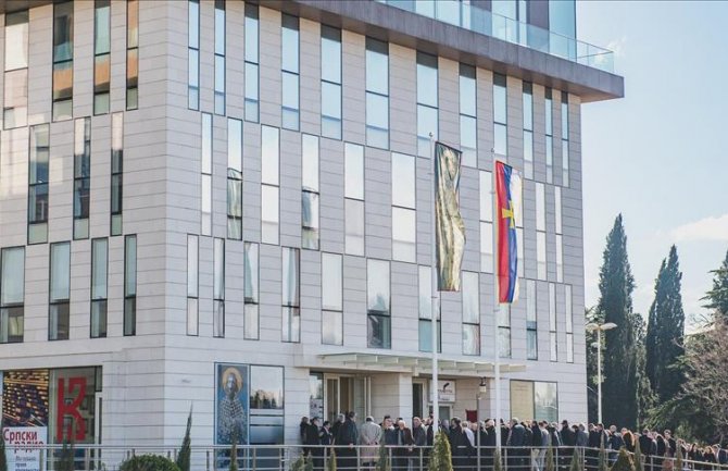 DN: Srpske kuće u Crnoj Gori okreću milione 