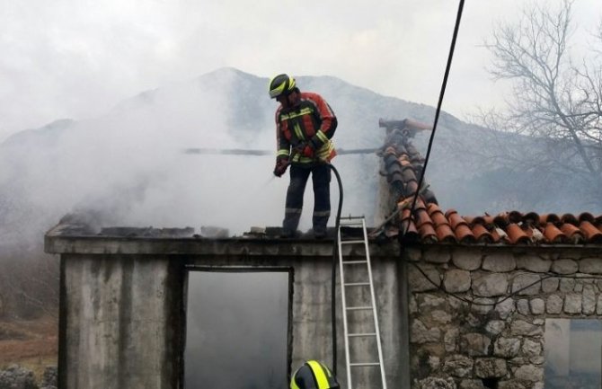 Herceg Novi: Izgorjela kuća na Ublima