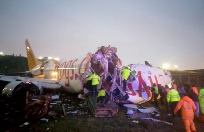 Istanbul: Avion skliznuo sa piste prilikom slijetanja jedna osoba poginula, 157 povrijeđeno (VIDEO)