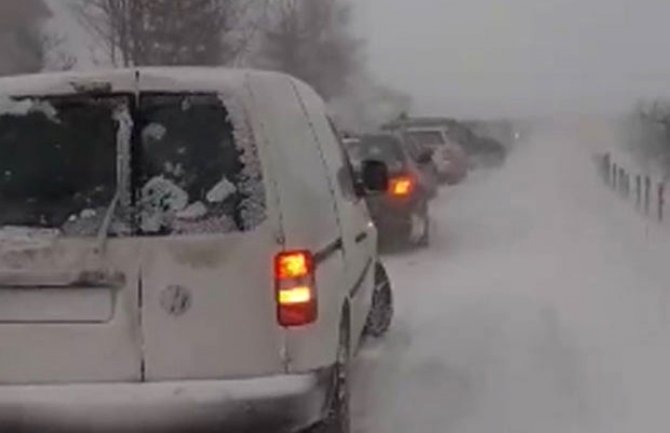 Sniježni nanosi blokirali put Novi Pazar-Sjenica, zavijano više vozila(VIDEO)