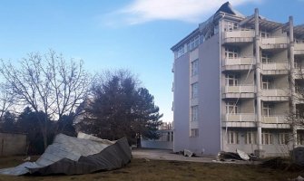 Nikšić: Jak vjetar odnio veći dio krova Studentskog doma (FOTO)
