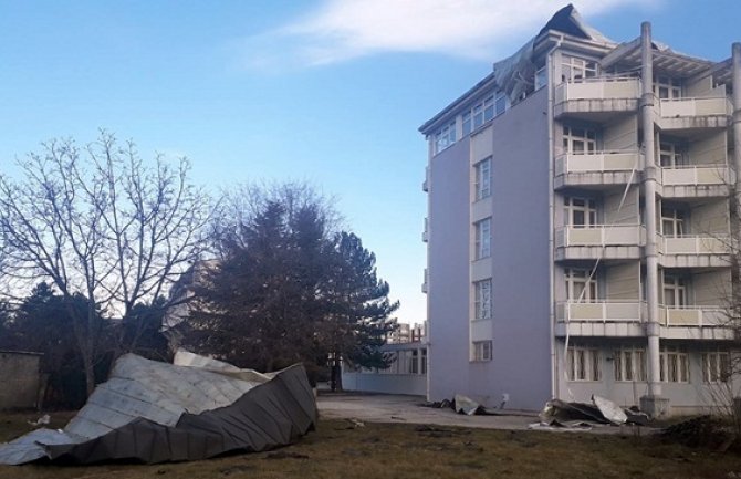 Nikšić: Jak vjetar odnio veći dio krova Studentskog doma (FOTO)