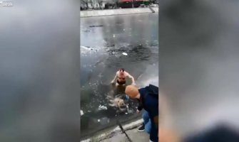 Rizikovao život ulaskom u hladnu rijeku da bi spasio psa od utapanja (VIDEO)