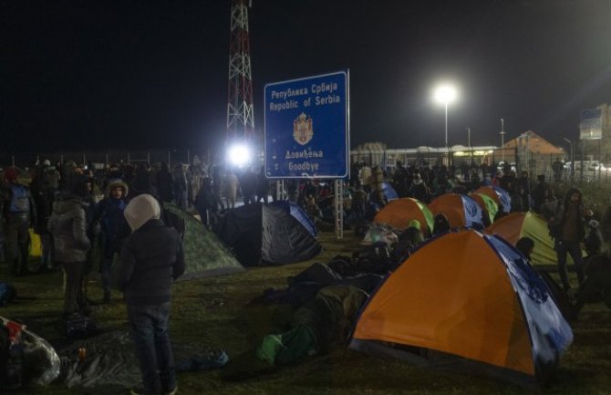 Stotine migranata tražilo ispred mađarske granice da uđu u EU