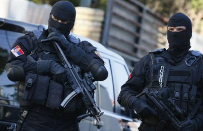 Spriječen obračun crnogorskih klanova u Beogradu, uhapšeni Podgoričani, na krovu hotela pronađen pištolj 