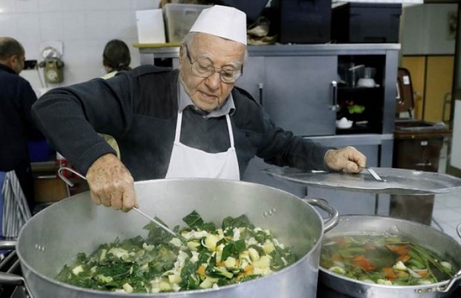 Rim: U 90. godini šef kuhinje kuva za beskućnike