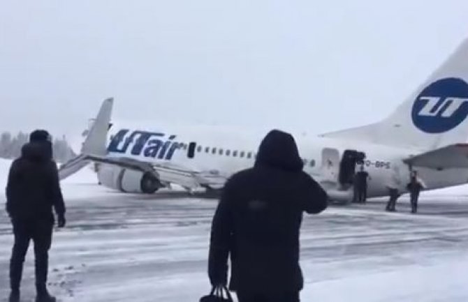 Rusija: Avion sa 94 putnika prinudno sletio  (VIDEO)