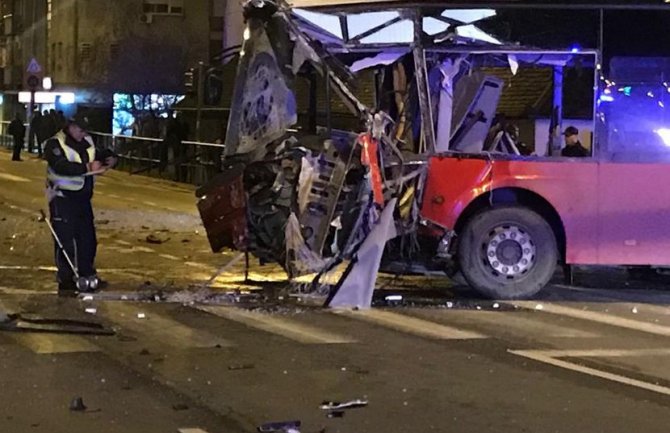 Teška saobraćajna nesreća u Zemunu: Poginuo vozač autobusa (FOTO)