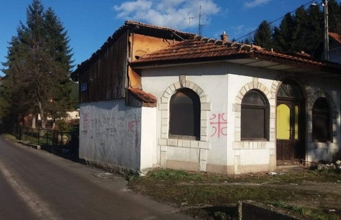 Pljevlja: Krstovi sa četiri S ispred kuća Muslimana i Bošnjaka još nisu uklonjeni 