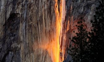 Prirodni fenomen vidljiv samo u februaru: Vodopad postaje zid vatre