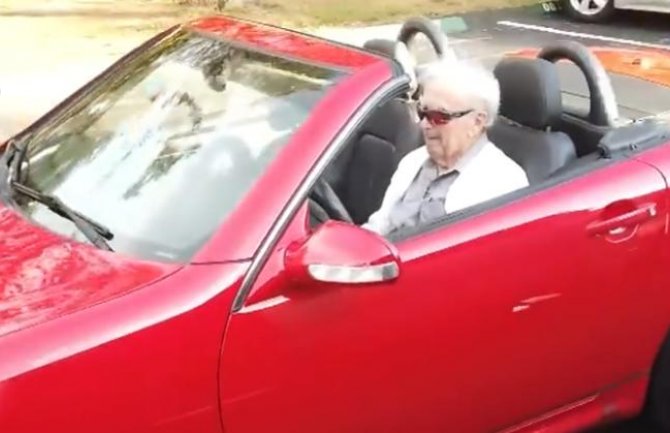 On ima 107 godina, vjerenicu od 99 godina a vozi luksuzni automobil (VIDEO)