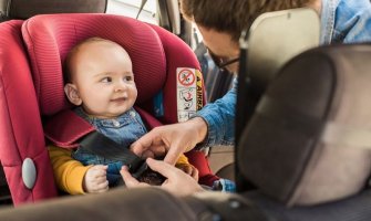 Sjedi li vaše dijete sigurno u automobilu? Saznajte koja su to pravila za bezbjednu vožnju