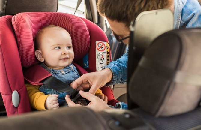 Sjedi li vaše dijete sigurno u automobilu? Saznajte koja su to pravila za bezbjednu vožnju