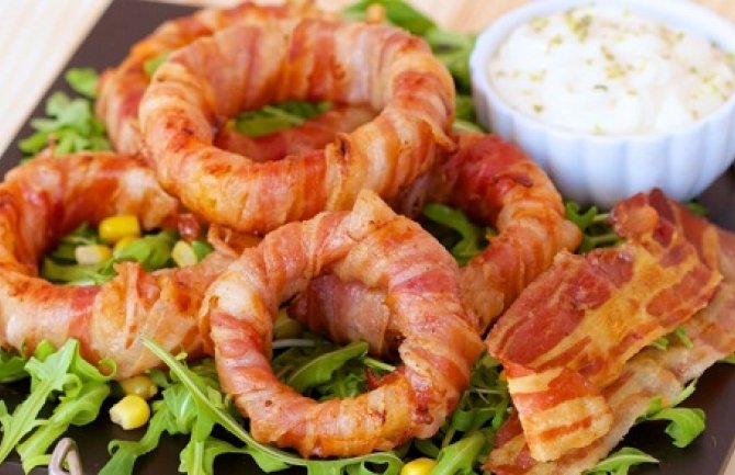 Ukusno i brzo jelo: Kolutući luka umotani u slaninu (RECEPT)