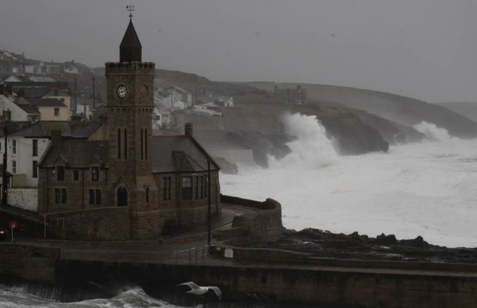 Oluja Denis protutnjala Velikom Britanijom: Vlasti pozvale građane da se zaštite od poplava opasne po život