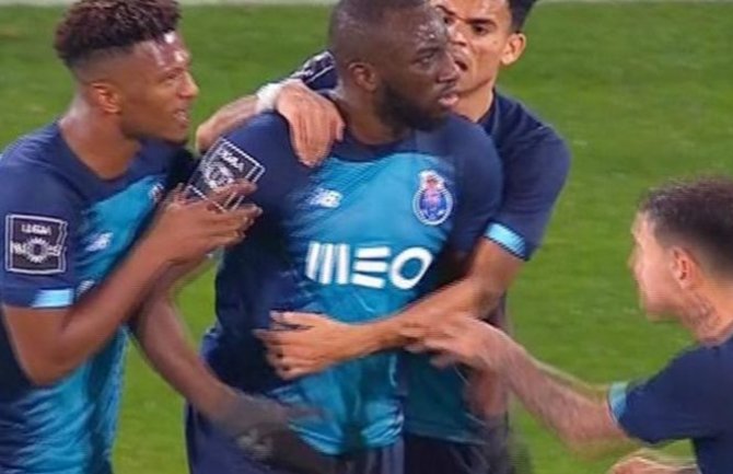Skandal u Portugalu: Fudbaler zbog rasizma napuštio meč (VIDEO)