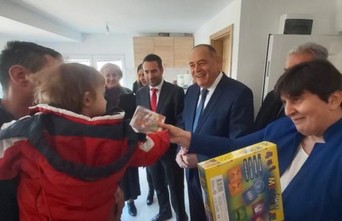 12 porodica u Spužu dobilo novi dom; Simović: 33 dječija osmjeha najbolja potvrda da smo na dobrom putu 