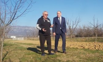 Muzičar Zoran Kalezić se okreće poljoprivredi, Simović mu uručio rješenje o gazdinstvu