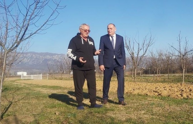 Muzičar Zoran Kalezić se okreće poljoprivredi, Simović mu uručio rješenje o gazdinstvu