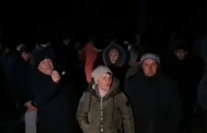 Ukrajina: Evakuisane iz Kine zasuli kamenjem (VIDEO)
