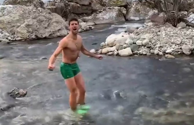 Novak se okupao u ledenom potoku: Evo koliko je izdržao(VIDEO)