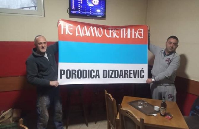 Porodica Dizdarević iz Bijelog Polja podržala litije, pripremili trobojku