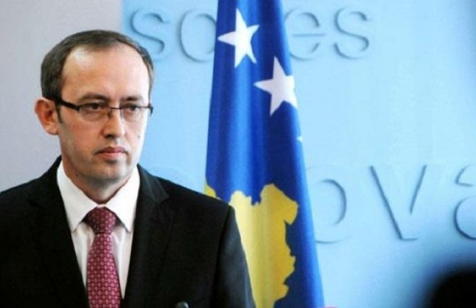 Priština: Zamjenik premijera Kosova gađan jajima (VIDEO)