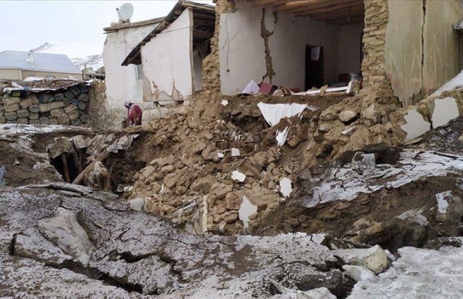 Jak zemljotres pogodio Tursku: 7 osoba stradalo, nekoliko zatrpanih pod ruševinama(VIDEO)