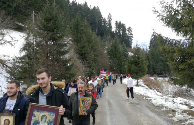 Spriječen ulazak u Crnu Goru građanima iz Čajniča koji su krenuli na litiju