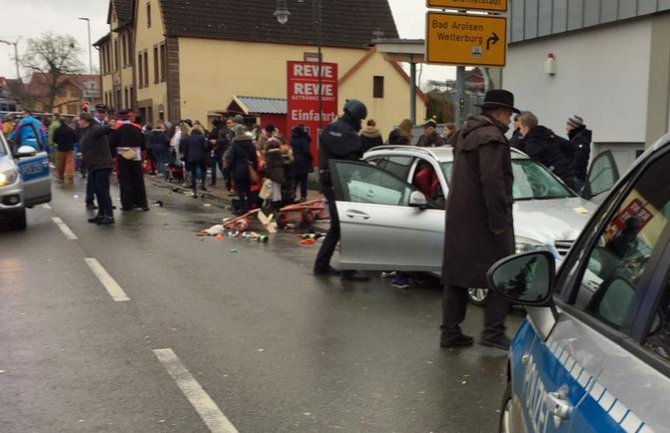  Njemačka: Automobil uletio u gomilu ljudi na paradi, 15 povrijeđenih, među njima i djeca (FOTO)