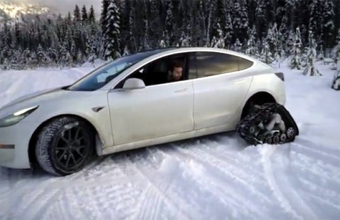 Vlasnik od Tesla Model 3 napravio sanke (VIDEO)