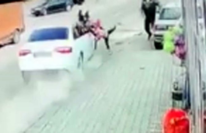 Stravičan snimak: Automobilom pokosio majku i ćerku i nestao sa lica mjesta (VIDEO)