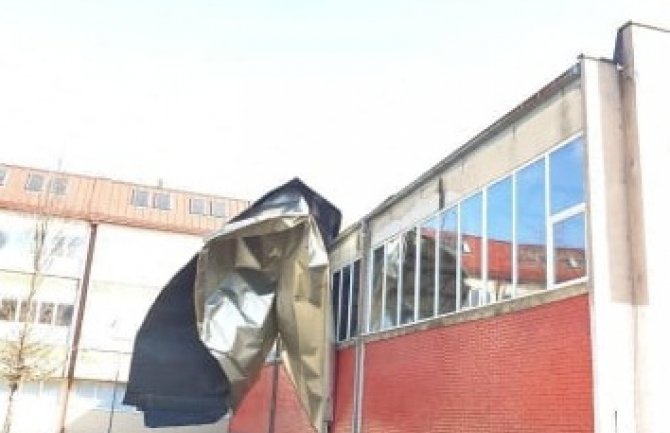 Berane: Snažan vjetar oštetio objekte, rušio stabla i nosio krovove i oluke(FOTO)