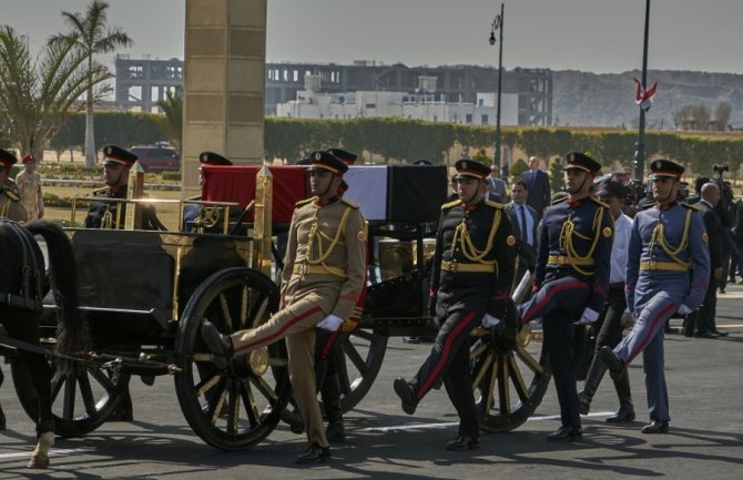 Mubarak sahranjen uz vojne počasti