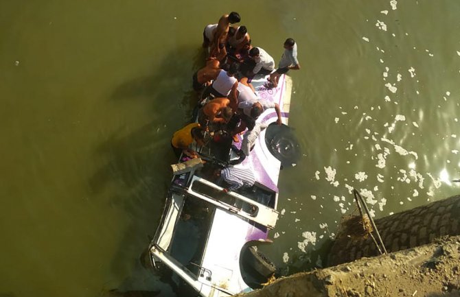 Indija: U autobuskoj nesreći poginule 24 osobe (VIDEO)
