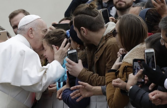 Papa se rukovao s vjernicima u Vatikanu