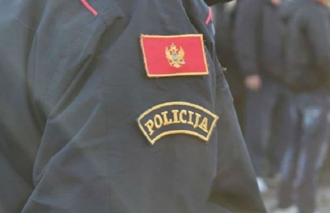 U Podgorici uhapšene dvije osobe: Pronađeni pištolj i automatska puška