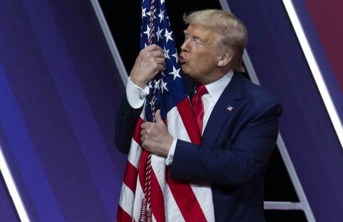 Tramp grlio i ljubio zastavu SAD-a: Volim te dušo!