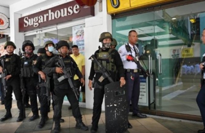 Filipini: Talačka kriza u tržnom centru, naoružani muškarac zarobio 30 ljudi  (VIDEO)